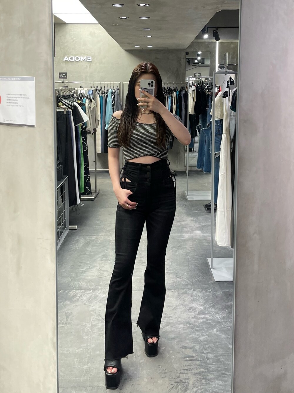 ブラック系のデニムパンツ、その他のTシャツ/カットソー、ブラック系のサンダルを着用したレディースの夏コーディネートの1枚目の写真