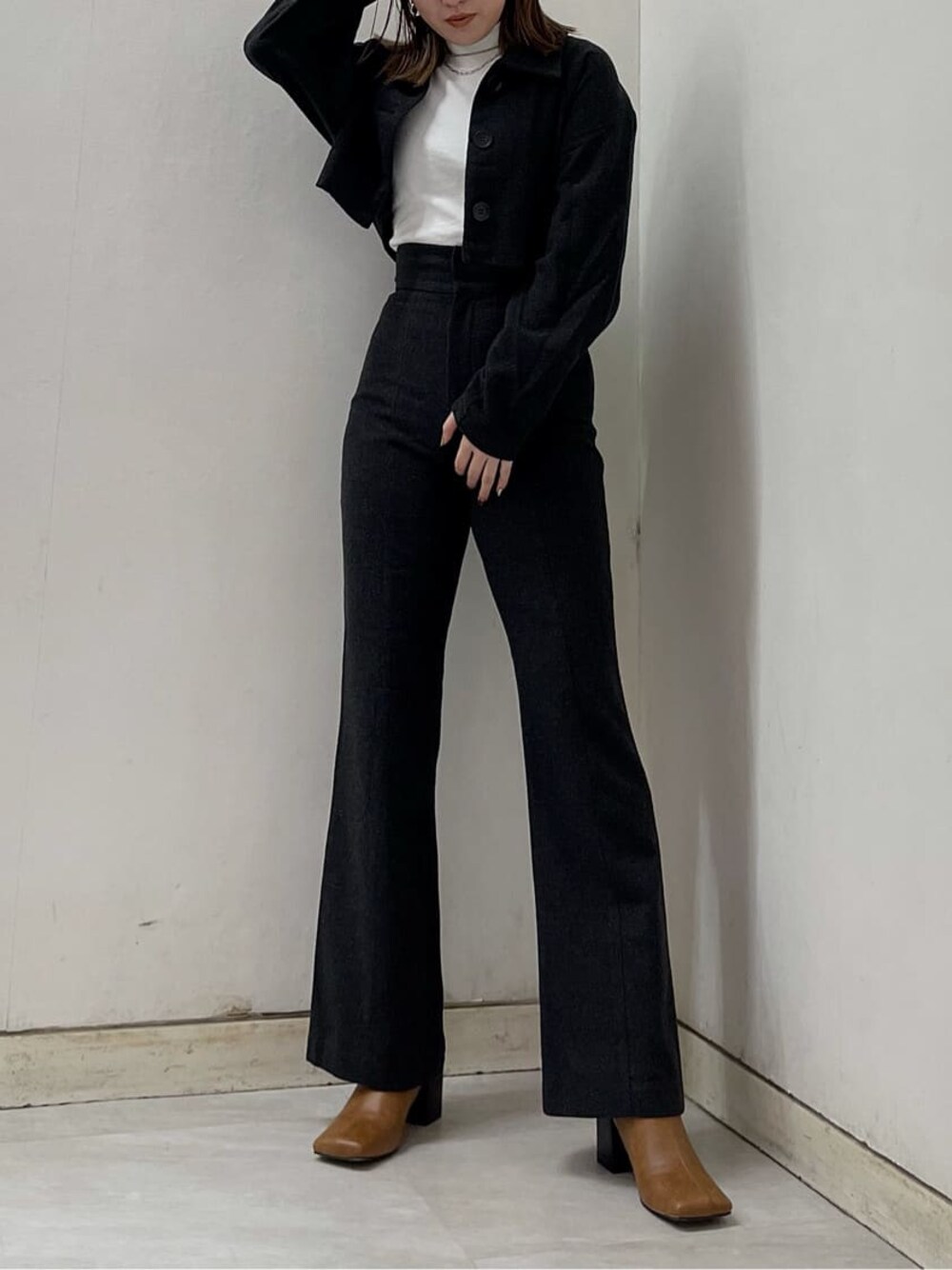 グレー系のその他アウター、グレー系のその他パンツ、ブラウン系のブーツを着用したレディースの夏コーディネートの1枚目の写真