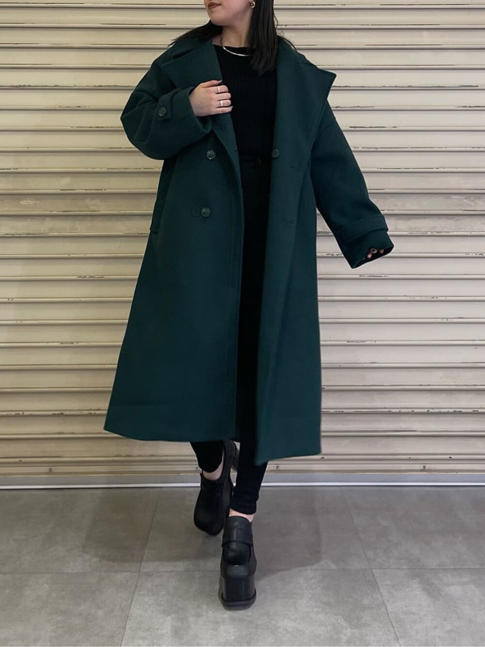 ブラック系のデニムパンツ、ブラック系のニット/セーター、ブラック系のローファーを着用したレディースの秋コーディネートの1枚目の写真