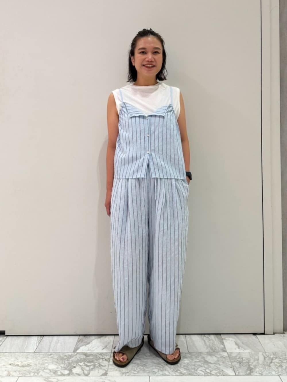 ホワイト系のタンクトップ、ブルー系のキャミソール、ブルー系のその他パンツを着用したレディースの夏コーディネートの1枚目の写真