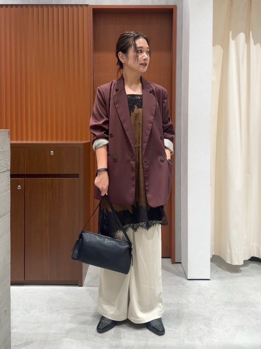 ブラウン系のテーラードジャケット、ホワイト系のその他パンツ、ブラウン系のワンピースを着用したレディースの秋コーディネートの1枚目の写真