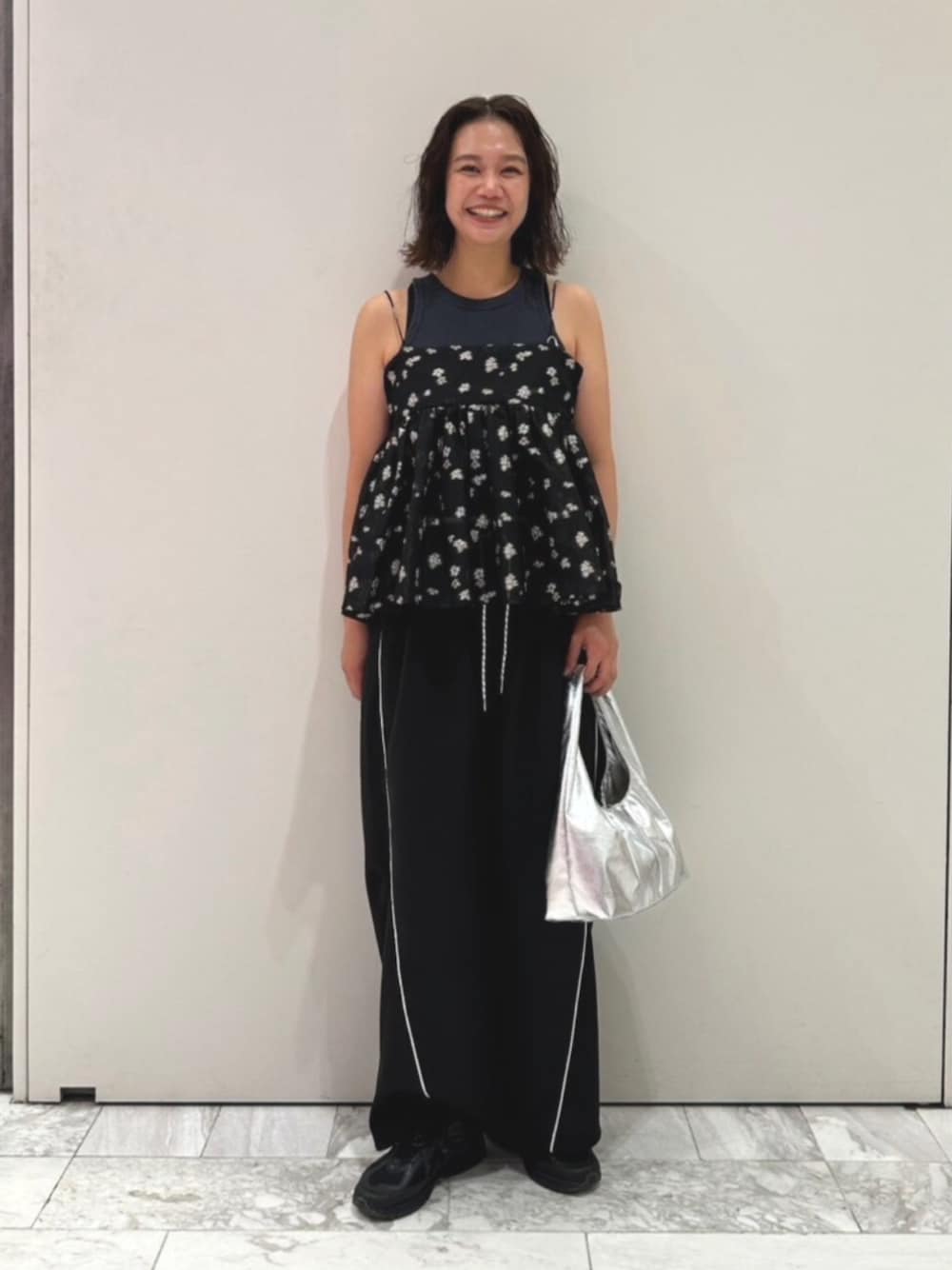 ブラック系のキャミソール、ブラック系のその他パンツ、グレー系のタンクトップを着用したレディースの夏コーディネートの1枚目の写真