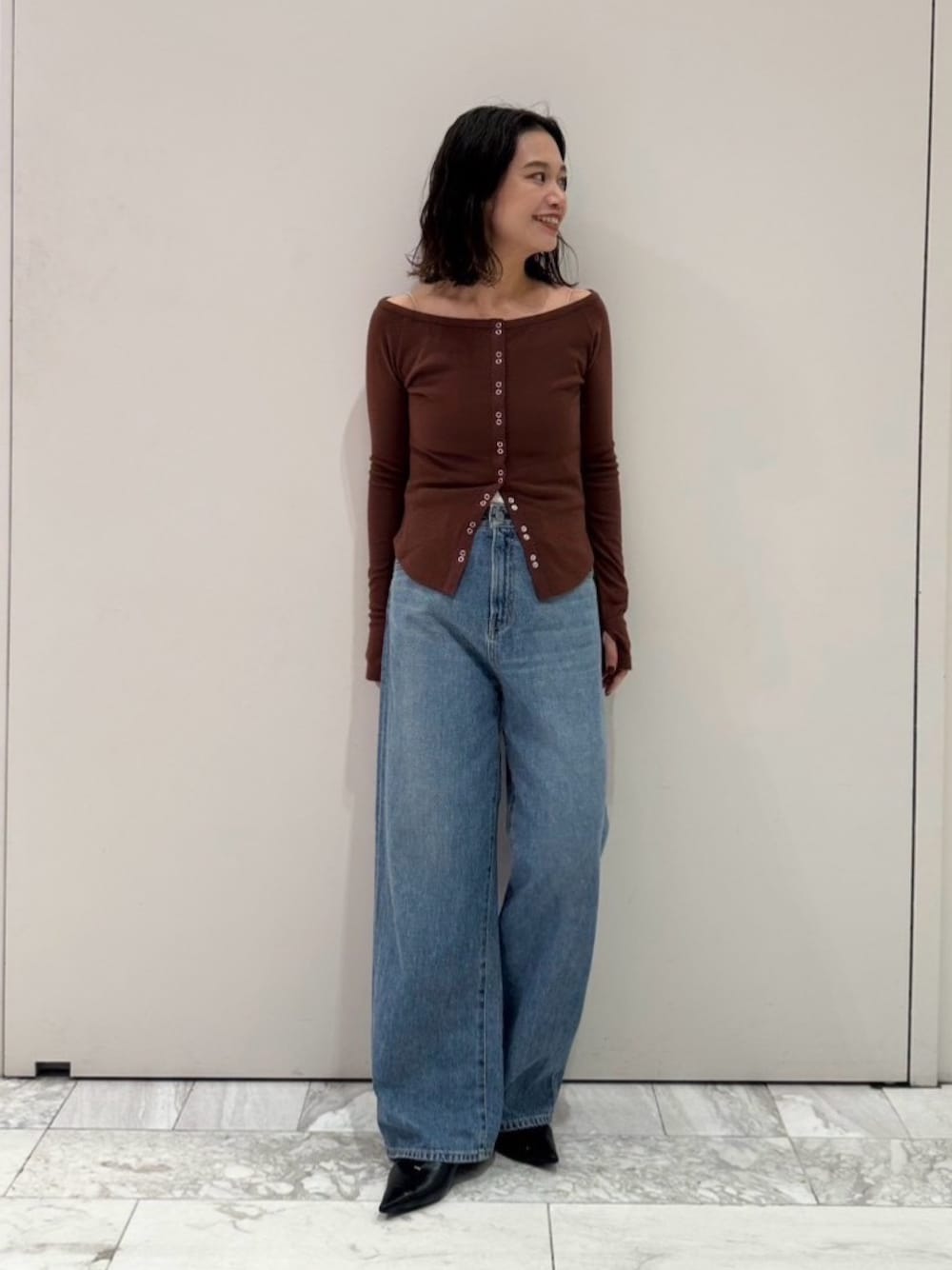 ブラウン系のTシャツ/カットソー、ブルー系のデニムパンツを着用したレディースの秋コーディネートの1枚目の写真