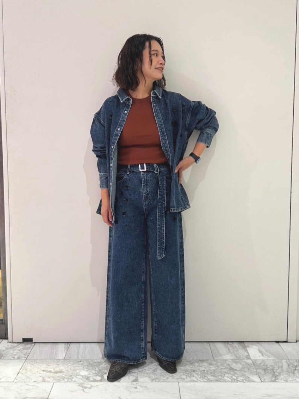 ブルー系のシャツ/ブラウス、ブルー系のデニムパンツ、レッド系のタンクトップを着用したレディースの夏コーディネートの1枚目の写真
