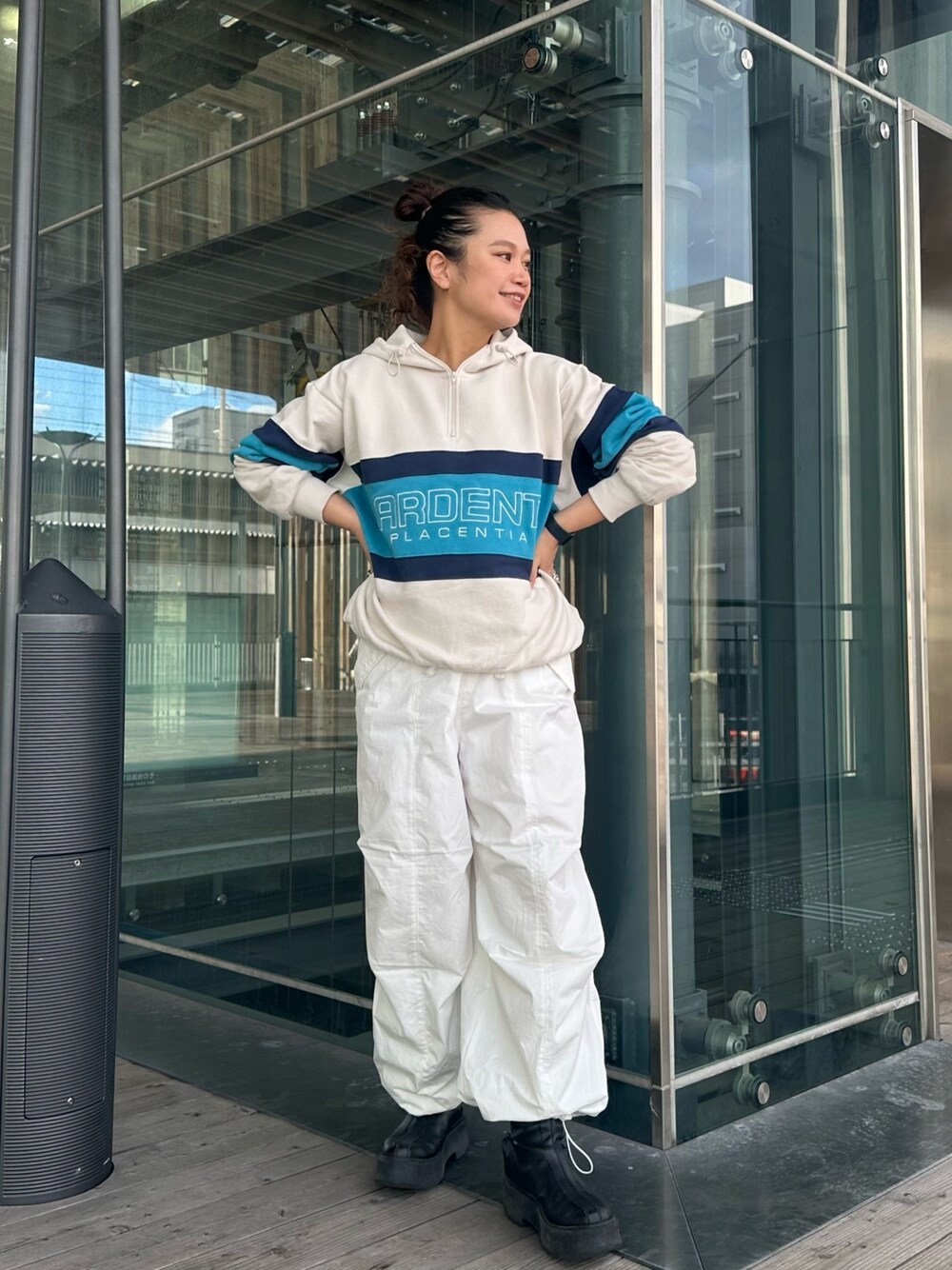 ホワイト系のパーカー、ホワイト系のその他パンツを着用したレディースの冬コーディネートの1枚目の写真