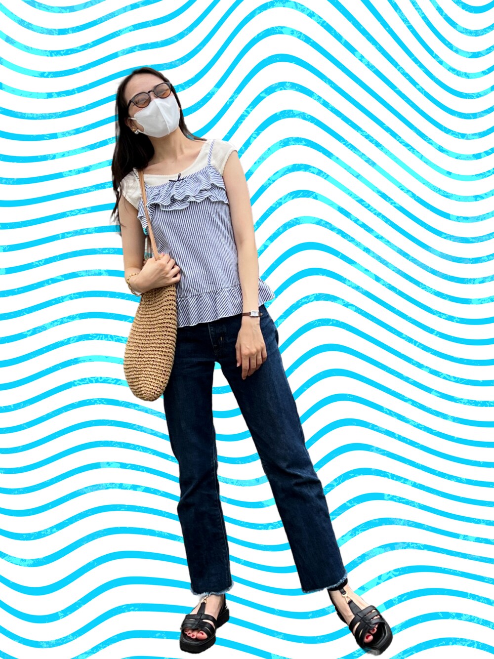 ブラック系のサンダル、ブラウン系のアナログ腕時計、ゴールド系のブレスレットを着用したレディースの夏コーディネートの1枚目の写真