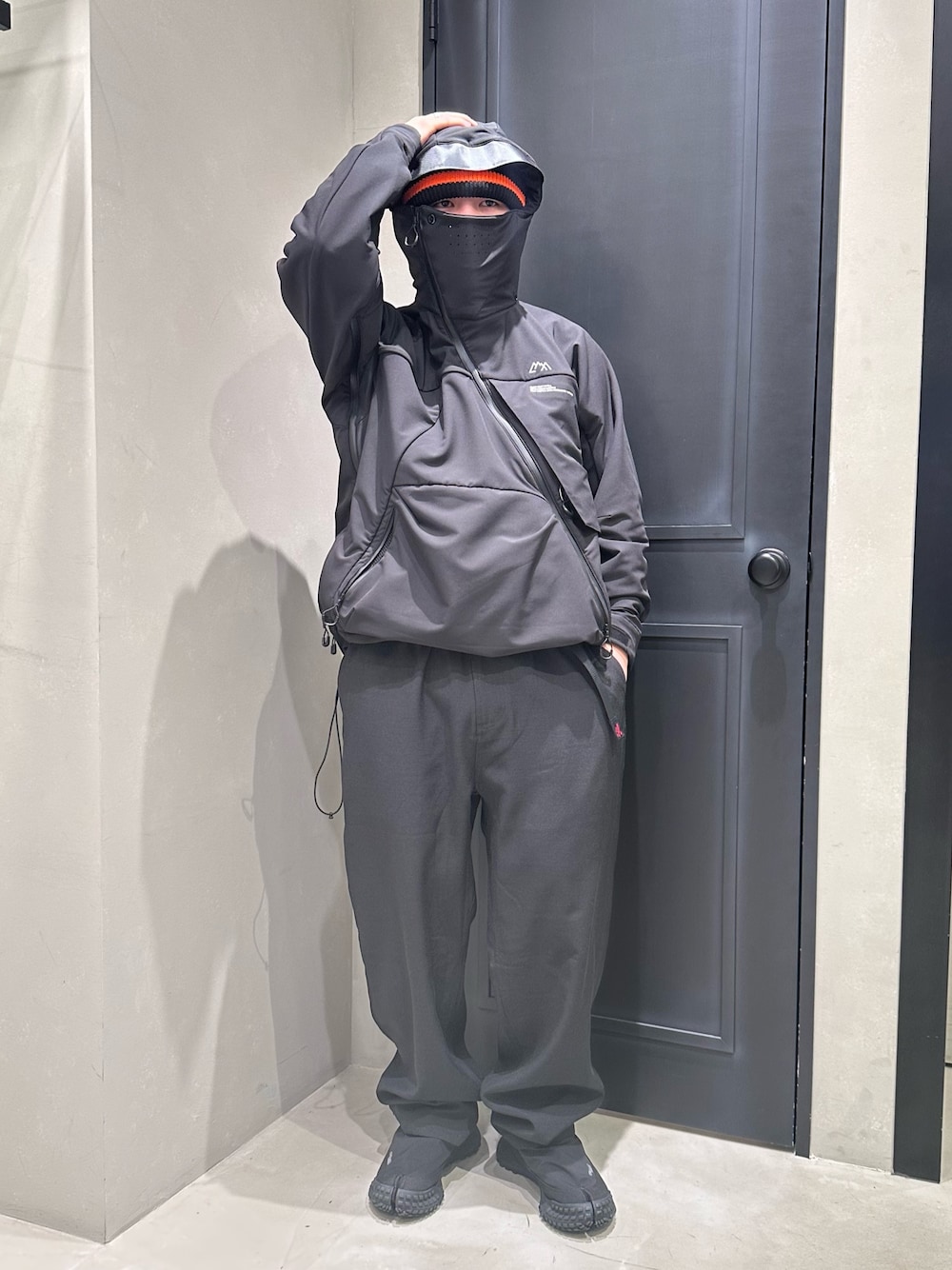 「BEAVER、BEAVER札幌、ビーバー(BEAVER)、ビーバー、札幌、札幌ステラプレイス、セレクトショップ、CMF、CMF Outdoor Garment、GRAMICCI、グラミチ」｜「CMF OUTDOOR GARMENTのCMF OUTDOOR GARMENT/シーエムエフ アウトドアガーメント SOFT SHELL ソフトシェル（ナイロンジャケット、ブラック系）」を使った、後藤 翔さん（メンズ・171cm）の春コーディネートの1枚目の写真