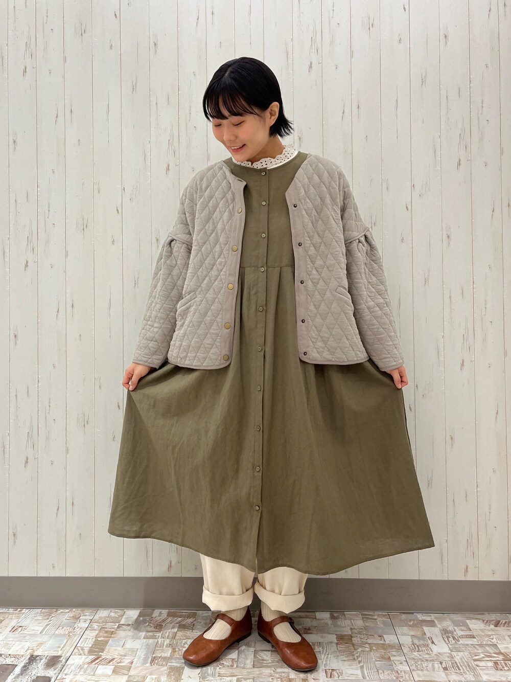 「秋服、サマンサ モスモス(Samansa Mos2)、ワンピース、カーキ、カジュアルコーデ、高身長女子、SM2、ベージュ、大人かわいい」｜「Samansa Mos2のワンストラップシューズ（パンプス、イエロー系）」を使った、Soraさん（レディース・163cm）の秋コーディネートの1枚目の写真