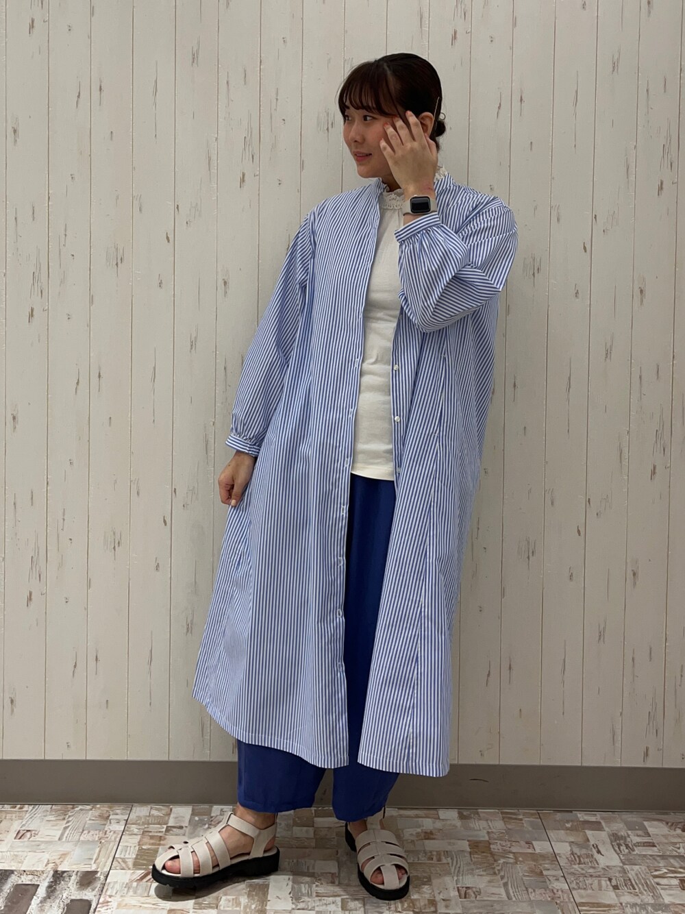 ホワイト系のサンダル、ブルー系のその他パンツ、ホワイト系のTシャツ/カットソーを着用したレディースの春コーディネートの1枚目の写真