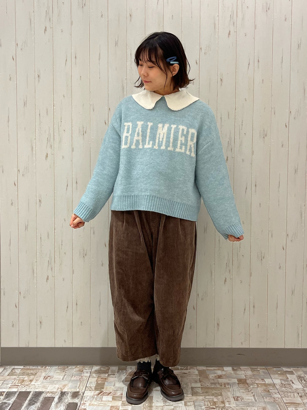 ブラウン系のその他パンツ、ホワイト系のシャツ/ブラウス、ブルー系のニット/セーターを着用したレディースの冬コーディネートの1枚目の写真