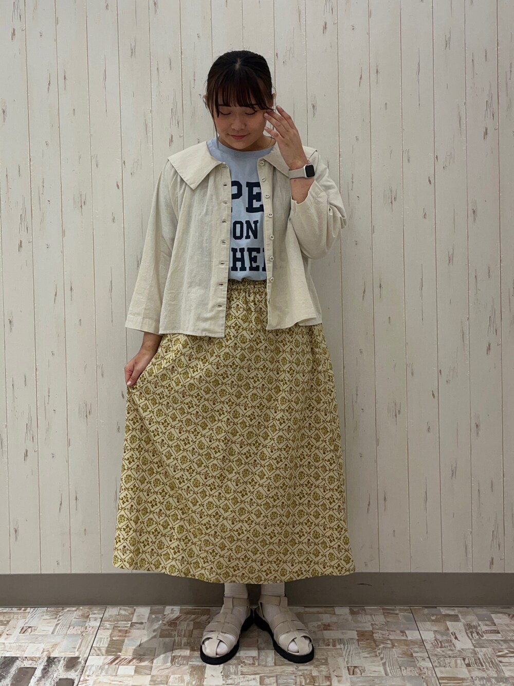 ホワイト系のサンダル、ベージュ系のスカート、ホワイト系のシャツ/ブラウスを着用したレディースの春コーディネートの1枚目の写真