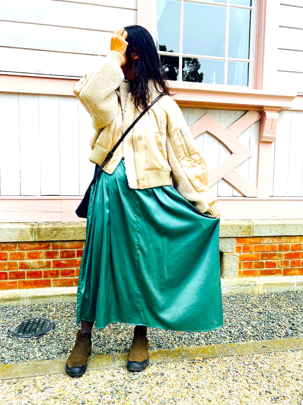 「お出かけコーデ、冬アウター、コート、サイドゴアブーツ、サテンワンピース、グリーン、クリスマスに着たい服、キレイめコーデ、カラー×コーデ」｜「audrey and john wadの【Audrey and John Wad】ピンタックサテンロングワンピース -ウォッシャブル-（ワンピース、グリーン系）」を使った、nananananana3さん（レディース・160cm）の冬コーディネートの1枚目の写真