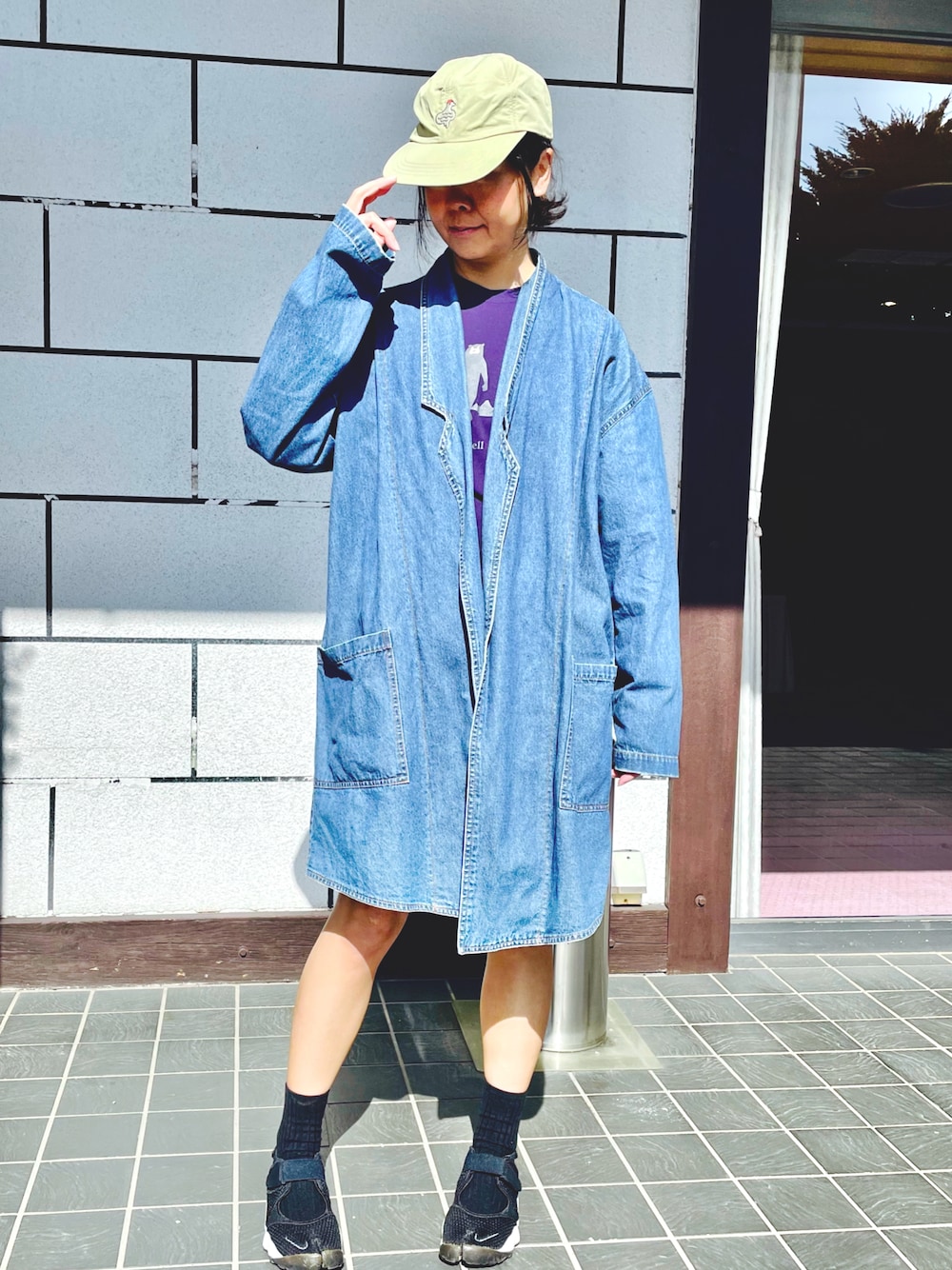「春めき満開コーデ、春服、スニーカー、デニムジャケット、ビッグシルエット、リラックススタイル、デニム、デニムコーデ、キャップ」｜「NIKEのNIKE/ウィメンズエアリフトブリーズ（スニーカー、ブラック系）」を使った、nananananana3さん（レディース・160cm）の春コーディネートの1枚目の写真