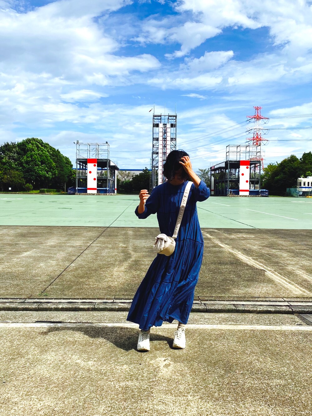 「秋っぽコーデ更新中、秋服、ミニバッグ、秋カラー、ネイビー、ネイビー×ホワイト、ティアードワンピース、マキシ丈ワンピース、ワンピーススタイル、スニーカーコーデ」｜「NIKEの＜NIKE＞ TC7900 スニーカー（スニーカー、ホワイト系）」を使った、nananananana3さん（レディース・160cm）の秋コーディネートの1枚目の写真