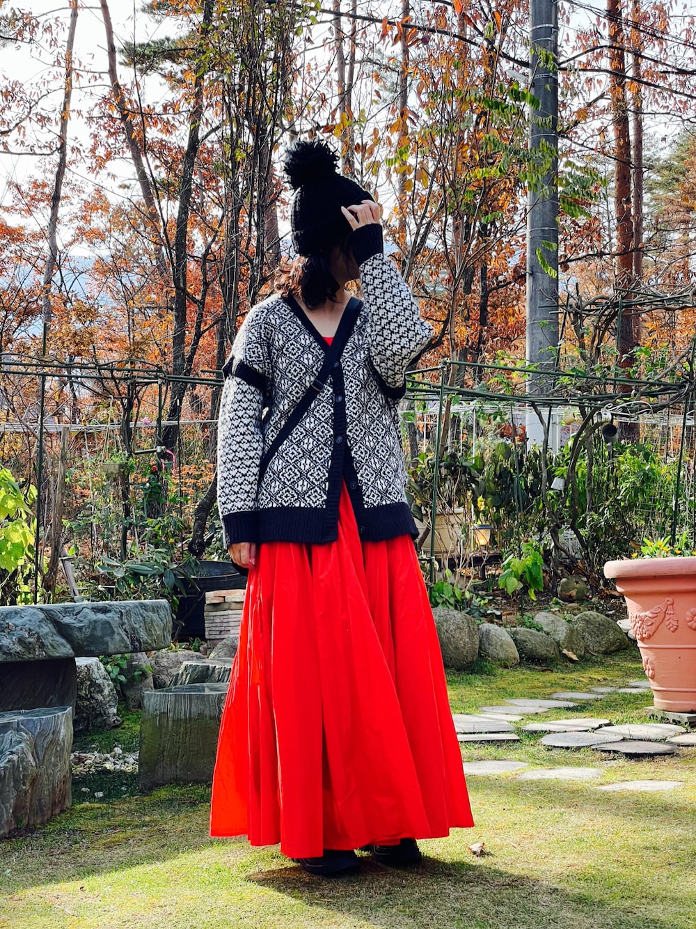 カーディガン/ボレロを使った「赤ワンピース」の人気ファッション