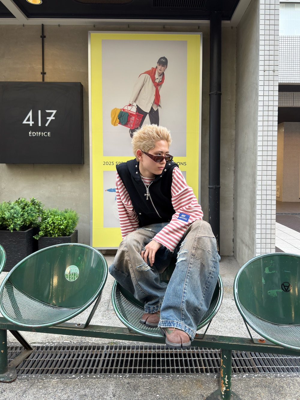「streetstyle、streetfashion、streetwear、ストリート、WEARタイアップ、ストリートファッション、ストリートシック」｜「peoplesenseのアイテム（デニムパンツ、ブルー系）」を使った、綾さん（骨格ストレート・メンズ・173cm）の春コーディネートの1枚目の写真