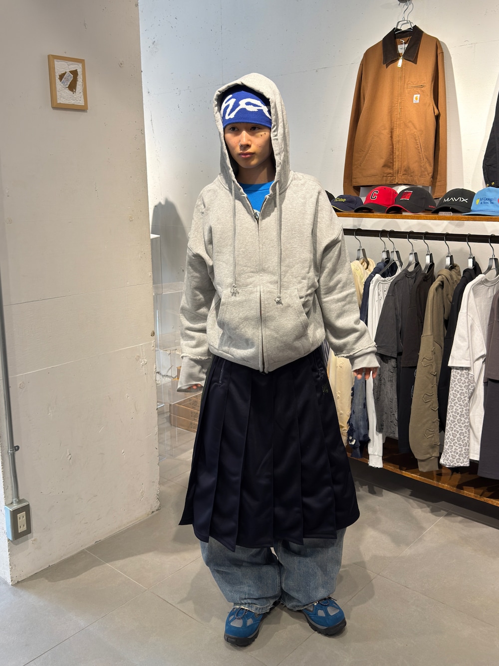 グレー系のパーカー、ブルー系のデニムパンツ、その他のスカートを着用したメンズの秋コーディネートの1枚目の写真