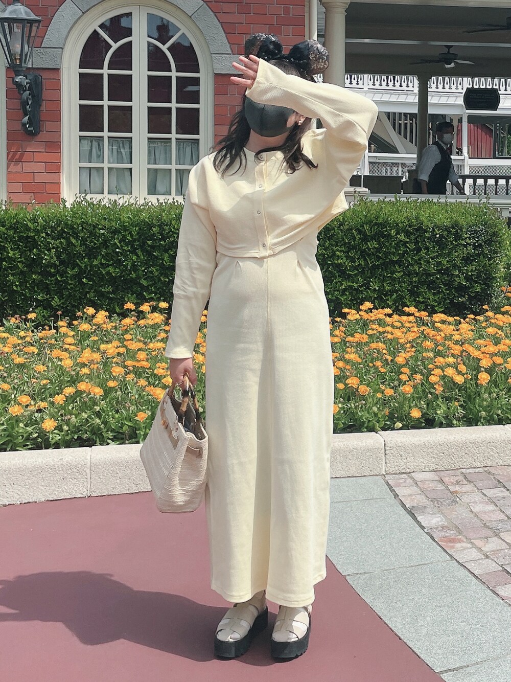 「春夏コーデ、ワンピーススタイル」｜「mysticのアイテム（ワンピース、イエロー系）」を使った、unaさん（レディース・161cm）の夏コーディネートの1枚目の写真