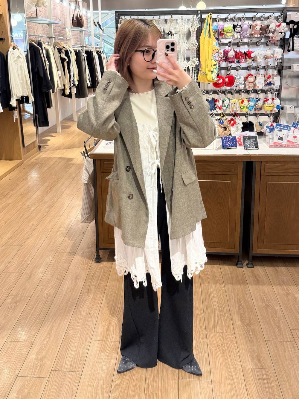 ブラック系のパンプス、ブラウン系のテーラードジャケット、ホワイト系のTシャツ/カットソーを着用したレディースの春コーディネートの1枚目の写真