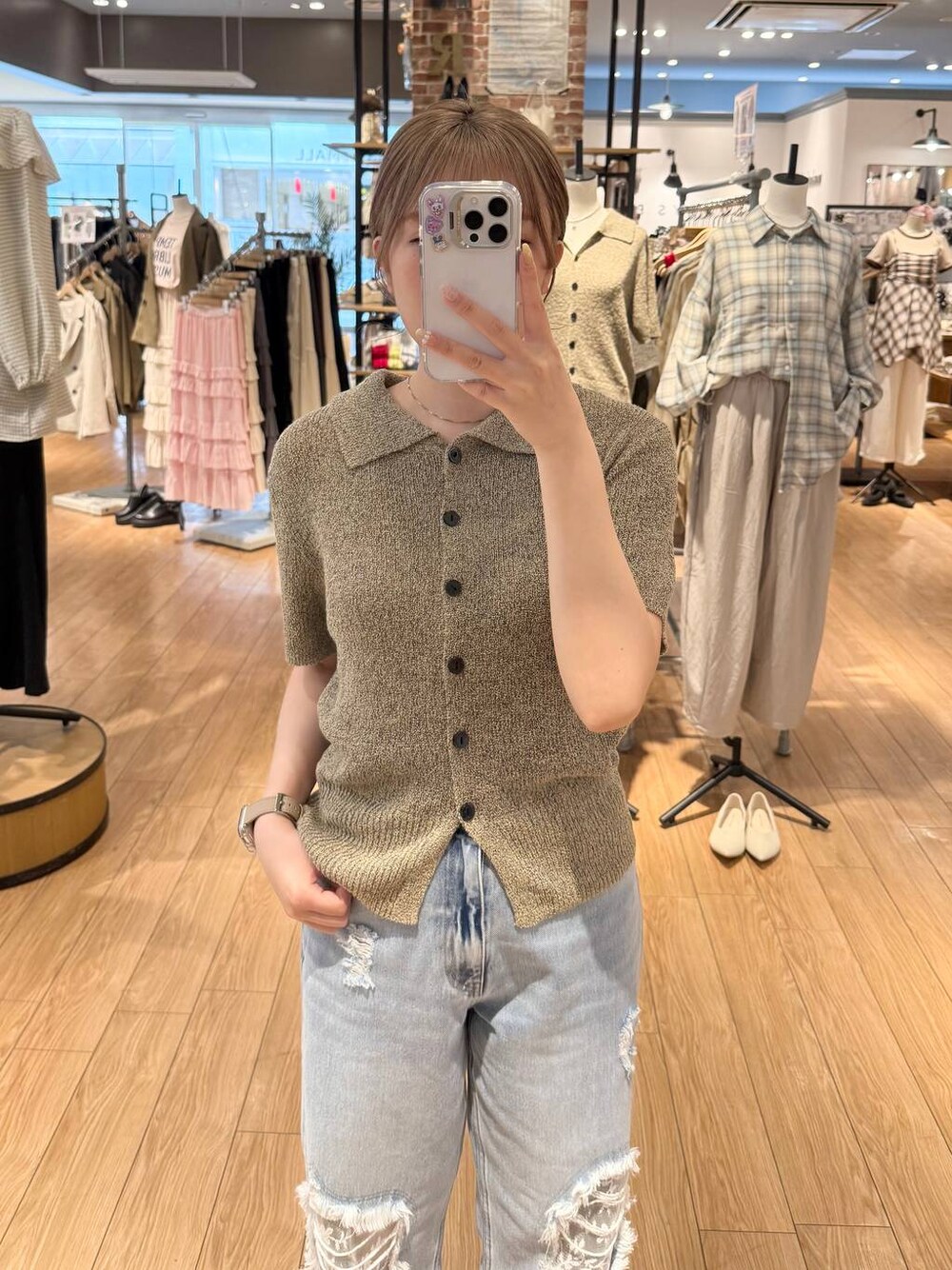 ブルー系のデニムパンツ、ベージュ系のTシャツ/カットソーを着用したレディースの春コーディネートの1枚目の写真