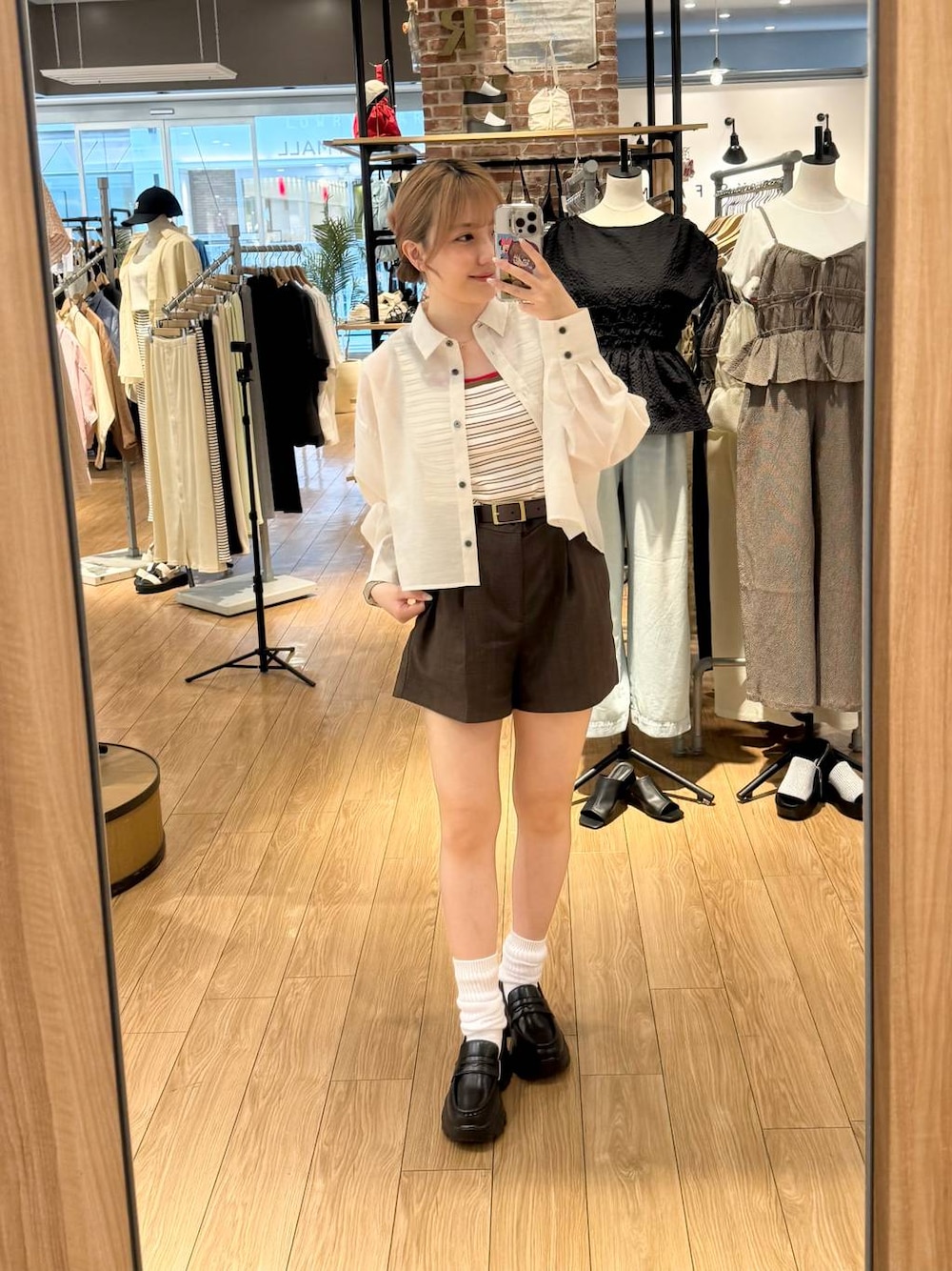 レッド系のTシャツ/カットソー、ホワイト系のシャツ/ブラウス、ブラック系のローファーを着用したレディースの夏コーディネートの1枚目の写真
