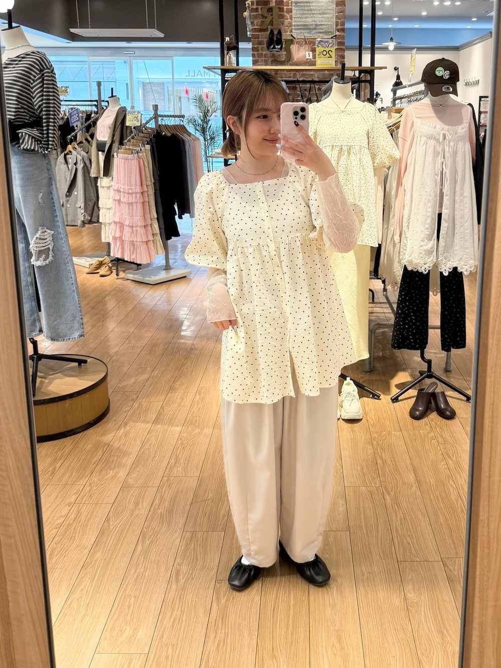 ブラウン系のその他パンツ、その他のシャツ/ブラウス、ホワイト系のTシャツ/カットソーを着用したレディースの春コーディネートの1枚目の写真