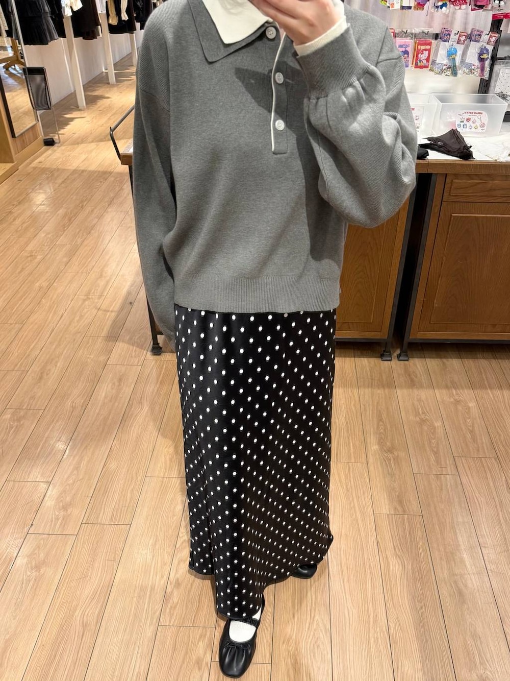 ブラック系のスカート、グレー系のニット/セーターを着用したレディースの冬コーディネートの1枚目の写真