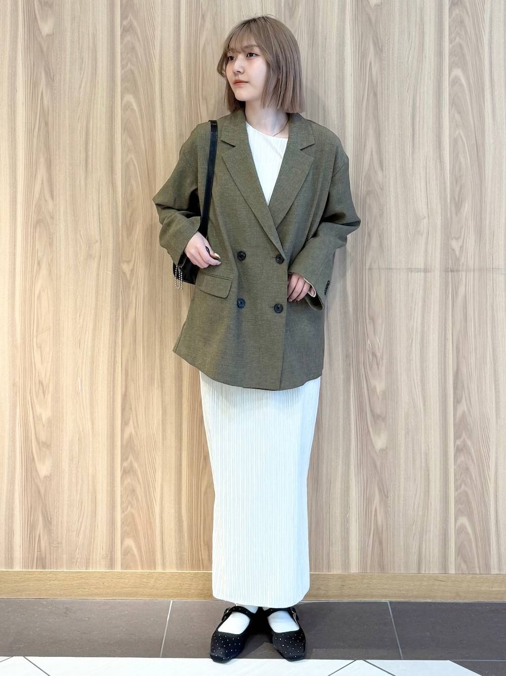 「ワントーン、差し色コーデ、ベーシック/シンプル、LOWRYS FARM、ローリーズスタイル_LOWRYS FARM、骨格ストレート」｜「LOWRYS FARMのジャガードフリンジＬＳ　102891（Tシャツ/カットソー、ベージュ系）」を使った、ローサさん（レディース・159cm）の春コーディネートの1枚目の写真