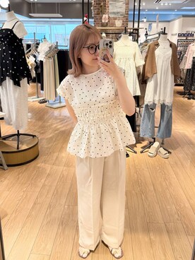 「LOWRYS FARM（ローリーズファーム）のバスケットワイドパンツ 637610（スラックス、ホワイト系）」を使った、ローサさん（レディース）の夏コーディネート