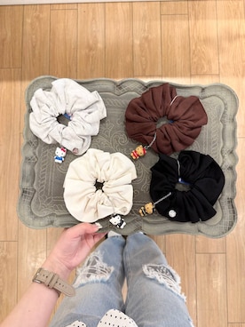 「LOWRYS FARM（ローリーズファーム）の【サンリオキャラクターズ】チャーム付きカットシュシュ 651902/GOODS（シュシュ、グレー系）」を使った、ローサさん（レディース）の春コーディネート