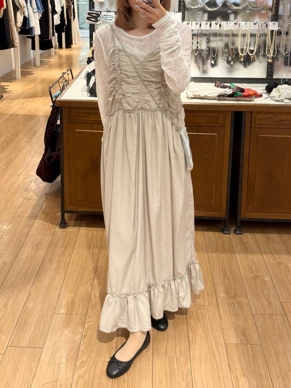 シルバー系のショルダーバッグ、ブラック系のバレエシューズ、ホワイト系のTシャツ/カットソーを着用したレディースの秋コーディネートの1枚目の写真