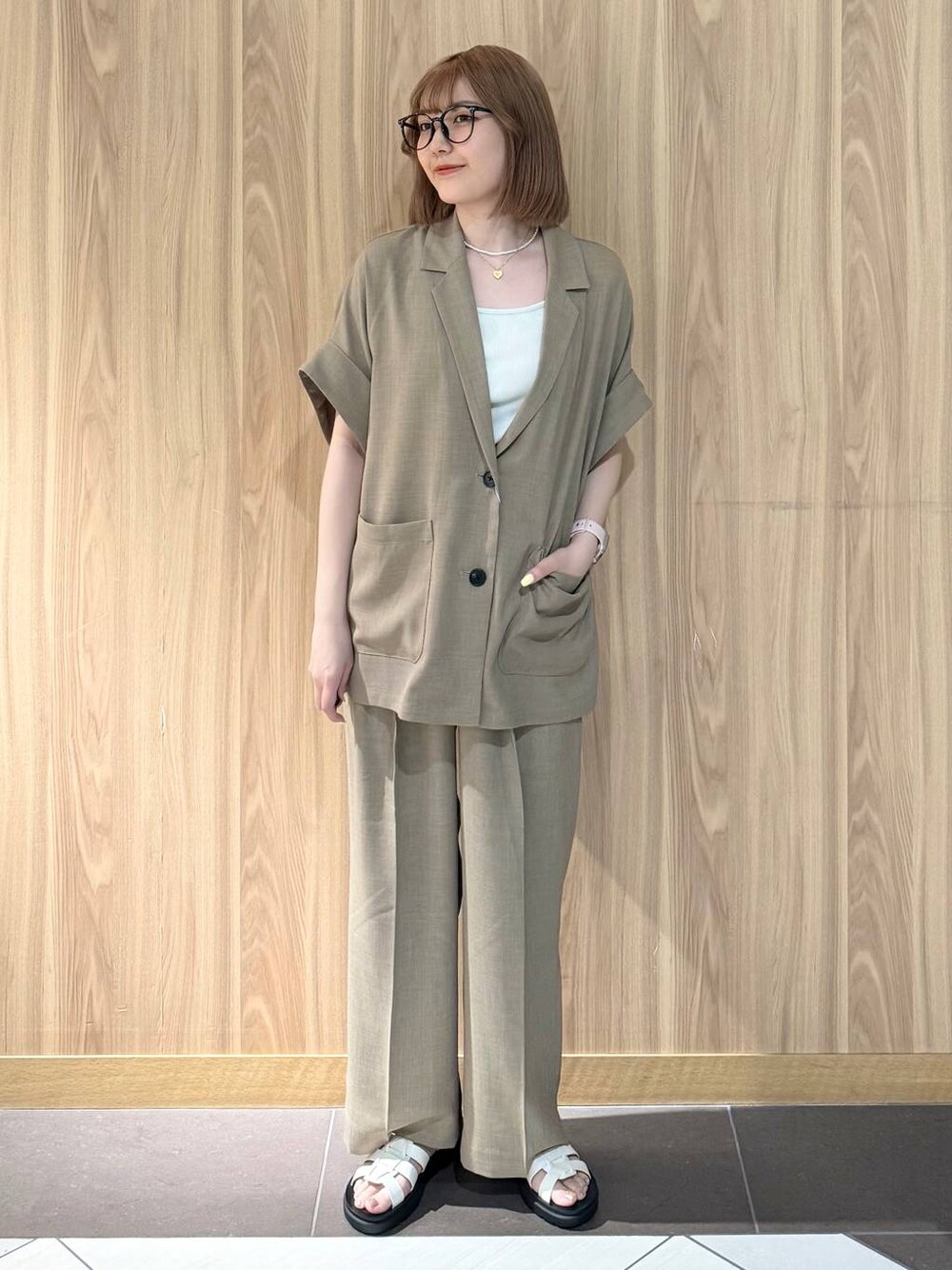 「ワントーン、差し色コーデ、ベーシック/シンプル、LOWRYS FARM、ローリーズスタイル_LOWRYS FARM、骨格ストレート」｜「LOWRYS FARMのカンドウフィットグルカ 283656（サンダル、ホワイト系）」を使った、ローサさん（レディース・159cm）の春コーディネートの1枚目の写真