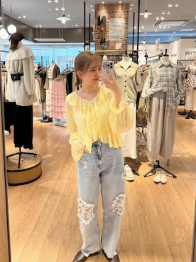 「LOWRYS FARM（ローリーズファーム）のレースデニム　601055（デニムパンツ、ブルー系）」を使った、ローサさん（レディース）の春コーディネート