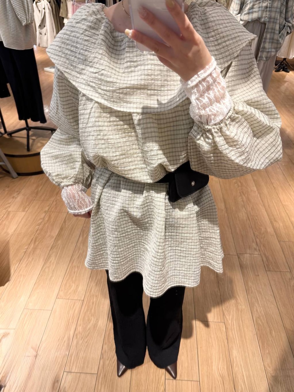 ブラック系のその他パンツ、ブラウン系のサンダル、ホワイト系のTシャツ/カットソーを着用したレディースの春コーディネートの1枚目の写真