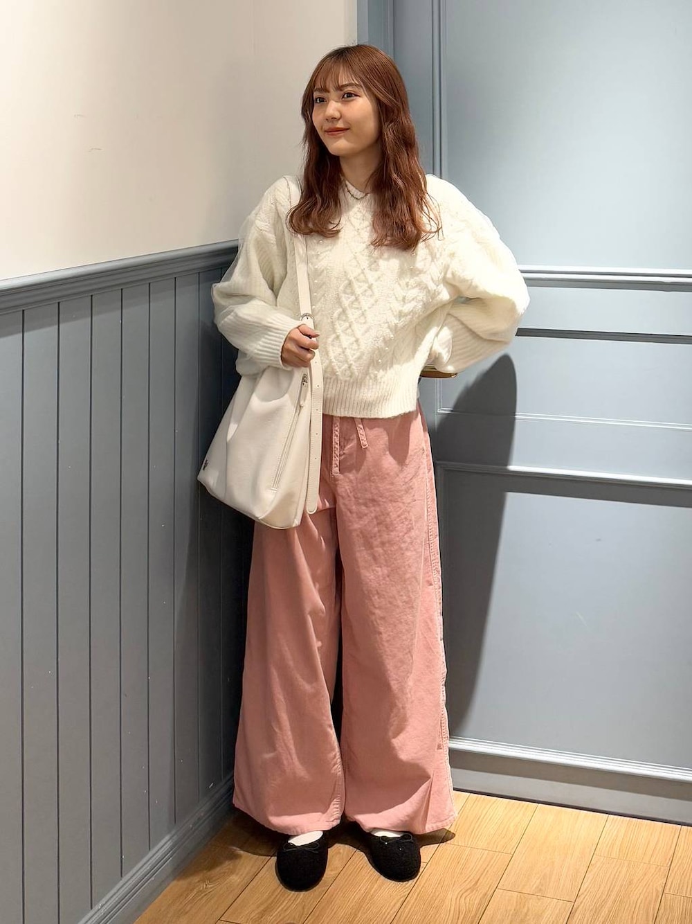 「LOWRYS FARM、ローリーズスタイル_LOWRYS FARM、骨格ストレート、ワントーン、差し色コーデ、ベーシック/シンプル」｜「LOWRYS FARMのギャザーショルダーＢＡＧ 149613（ショルダーバッグ、ホワイト系）」を使った、ローサさん（レディース・159cm）の冬コーディネートの1枚目の写真