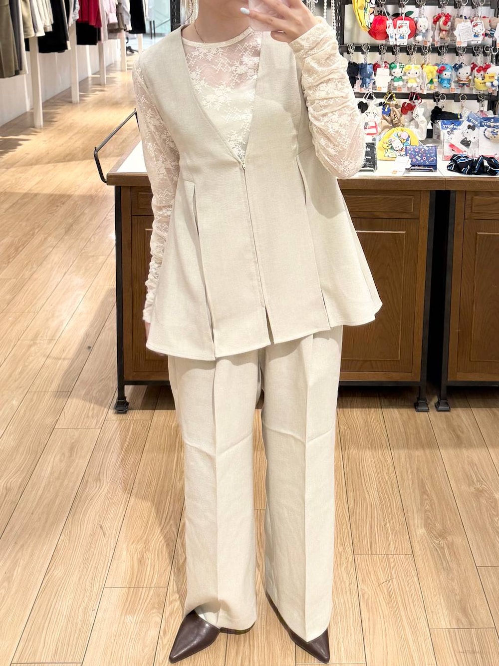 ベージュ系のその他パンツ、ベージュ系のベスト、ブラウン系のサンダルを着用したレディースの春コーディネートの1枚目の写真