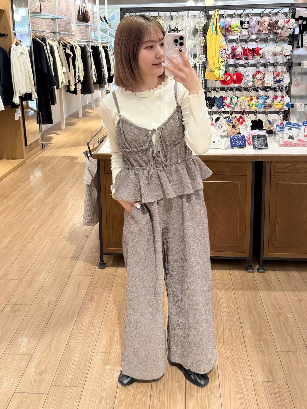 ホワイト系のTシャツ/カットソー、ブラウン系のサロペット/オーバーオールを着用したレディースの春コーディネートの1枚目の写真