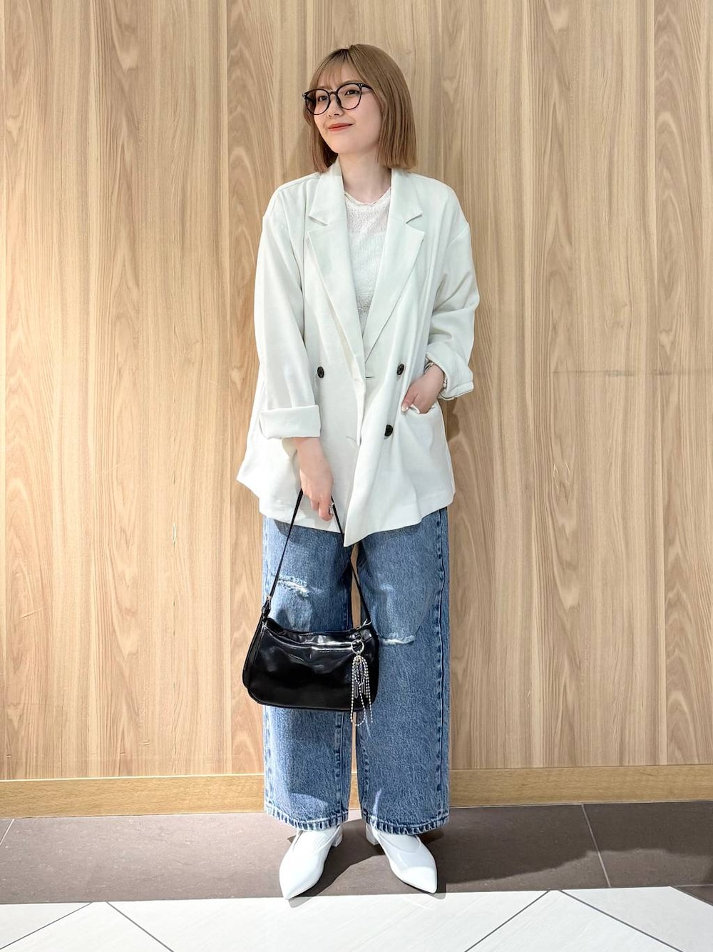 「ワントーン、差し色コーデ、ベーシック/シンプル、LOWRYS FARM、ローリーズスタイル_LOWRYS FARM、骨格ストレート」｜「LOWRYS FARMのホップサックダブルジャケット 243336（テーラードジャケット、ホワイト系）」を使った、ローサさん（レディース・159cm）の春コーディネートの1枚目の写真