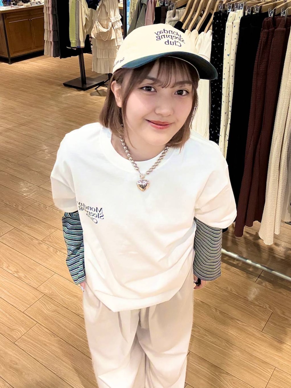 ブラウン系のその他パンツ、グリーン系のカーディガン/ボレロ、ホワイト系のTシャツ/カットソーを着用したレディースの春コーディネートの1枚目の写真