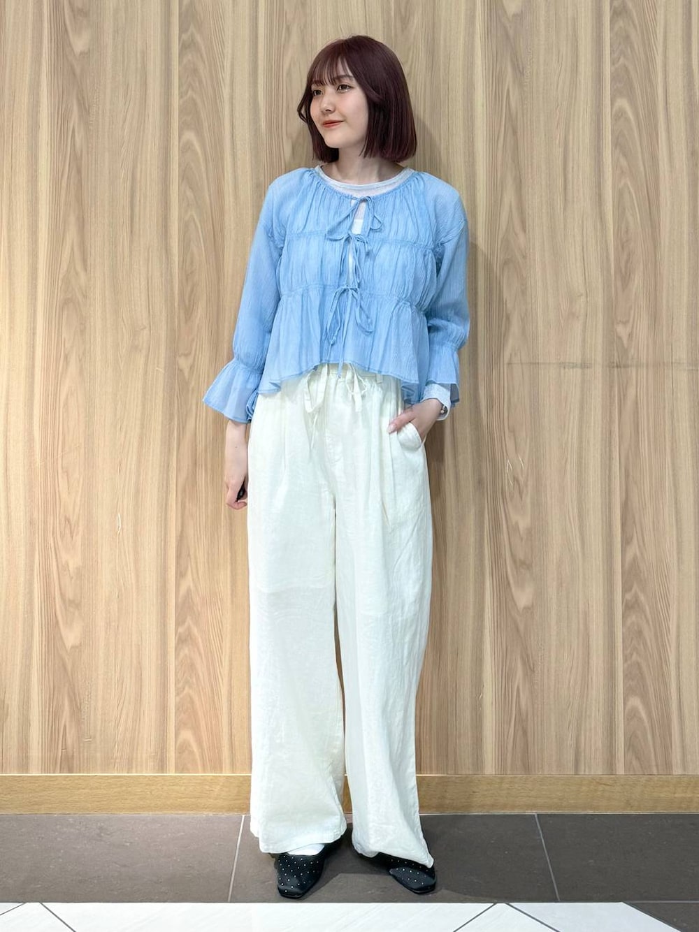 「ワントーン、差し色コーデ、ベーシック/シンプル、LOWRYS FARM、ローリーズスタイル_LOWRYS FARM、骨格ストレート」｜「LOWRYS FARMのノルマンディリネンワイドパンツ　 249932（その他パンツ、ベージュ系）」を使った、ローサさん（レディース・159cm）の春コーディネートの1枚目の写真