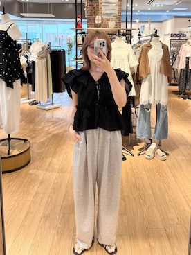 「LOWRYS FARM（ローリーズファーム）のカットイージーコクーンパンツ　292362（スウェットパンツ、グレー系）」を使った、ローサさん（レディース）の夏コーディネート