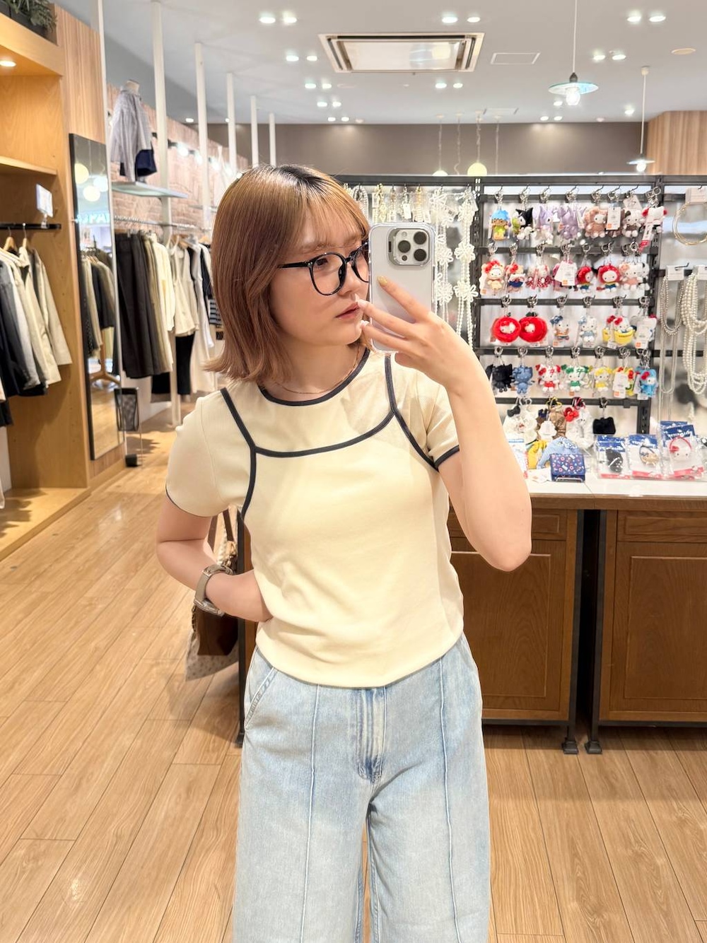 ブルー系のデニムパンツを着用したレディースの春コーディネートの1枚目の写真