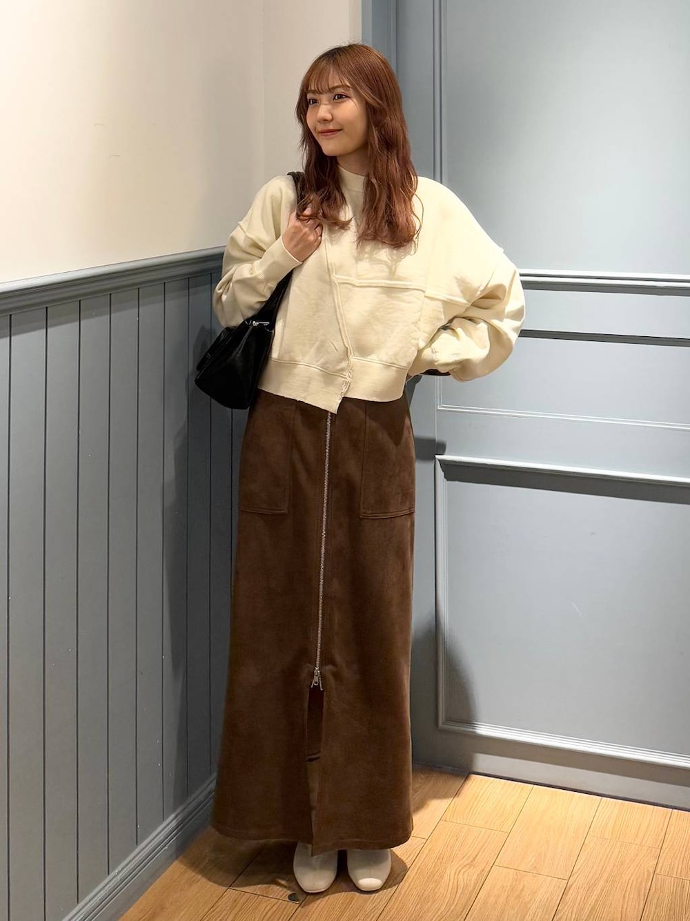 「ローリーズスタイル_LOWRYS FARM、LOWRYS FARM、骨格ストレート、ワントーン、差し色コーデ、ベーシック/シンプル」｜「LOWRYS FARMの４ＲＯＯＭショルダーＢＡＧ138730（ショルダーバッグ、ブラック系）」を使った、ローサさん（レディース・159cm）の冬コーディネートの1枚目の写真