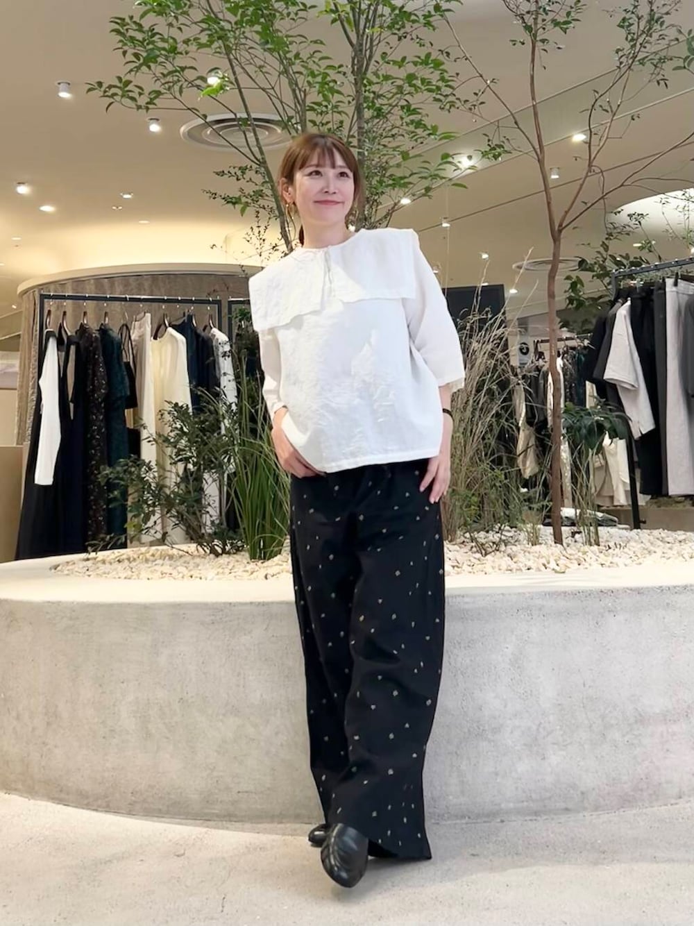 「doors、低身長コーデ、40代、骨格ストレート、イエベ春、ストレート×イエベ春、ストレート×イエベ、トレンドシャツ」｜「かぐれのビッグカラー2WAYブラウス（Tシャツ/カットソー、ホワイト系）」を使った、+++ゆき+++さん（レディース・151cm）の春コーディネートの1枚目の写真