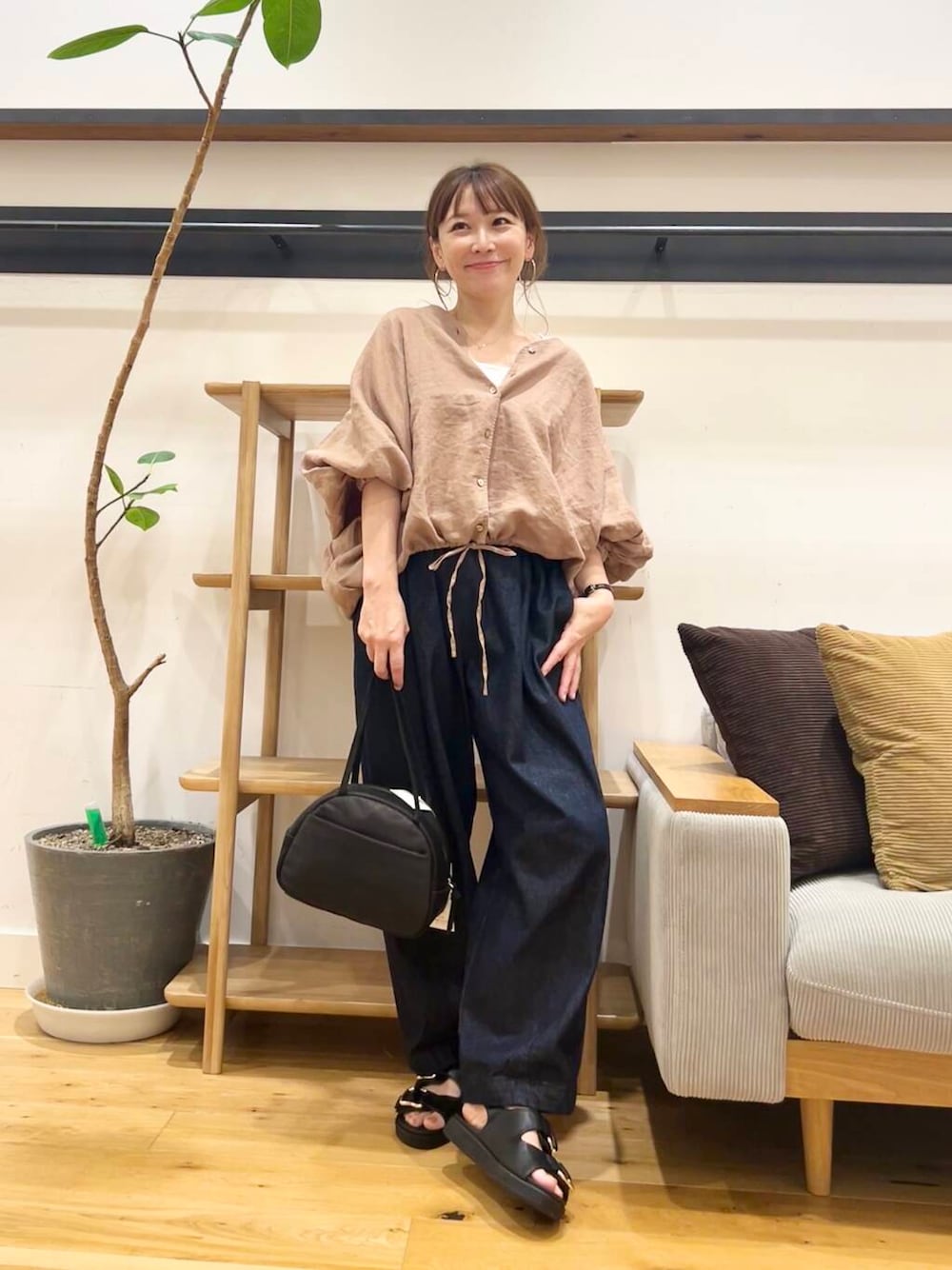 「doors、低身長コーデ、40代、骨格ストレート、イエベ春、ストレート×イエベ春、ストレート×イエベ、リネン着こなし術、私が選ぶセールアイテム25ss」｜「RODE SKOのダブルベルテッドサンダル（サンダル、ブラック系）」を使った、+++ゆき+++さん（レディース・151cm）の夏コーディネートの1枚目の写真