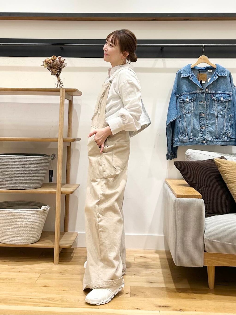 「doors、低身長コーデ、40代、骨格ストレート、イエベ春、ストレート×イエベ春、ストレート×イエベ、私の推しデニムスタイル、新作スニーカーコーデ」｜「RODE SKOのメタリックバケットバッグ（ハンドバッグ、シルバー系）」を使った、+++ゆき+++さん（レディース・151cm）の冬コーディネートの1枚目の写真