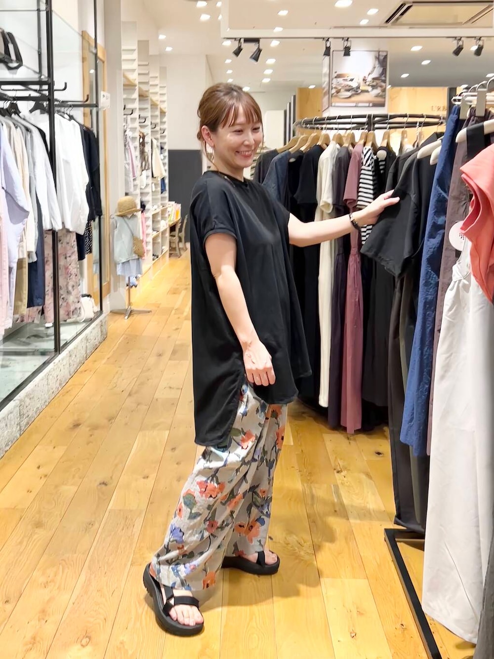 「doors、低身長コーデ、40代、骨格ストレート、イエベ春、ストレート×イエベ春、ストレート×イエベ、カジュアル派のtシャツコーデ、私が選ぶセールアイテム25ss」｜「EKALのドルマンスリーブカットソー（Tシャツ/カットソー、ブラック系）」を使った、+++ゆき+++さん（レディース・151cm）の夏コーディネートの1枚目の写真