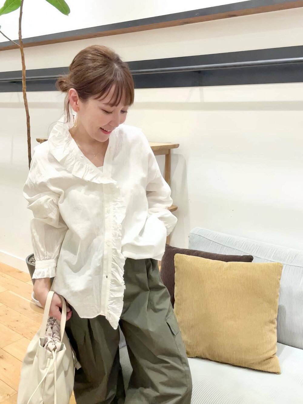 ブラック系のサンダル、ホワイト系のシャツ/ブラウス、ホワイト系のショルダーバッグを着用したレディースの夏コーディネートの1枚目の写真