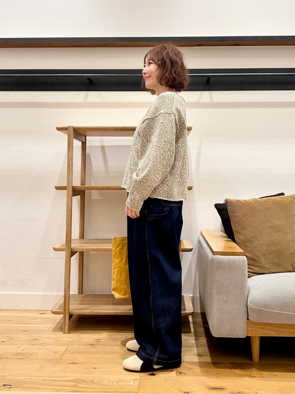 ベージュ系のニット/セーター、ブルー系のその他パンツ、ベージュ系のスニーカーを着用したレディースの冬コーディネートの1枚目の写真