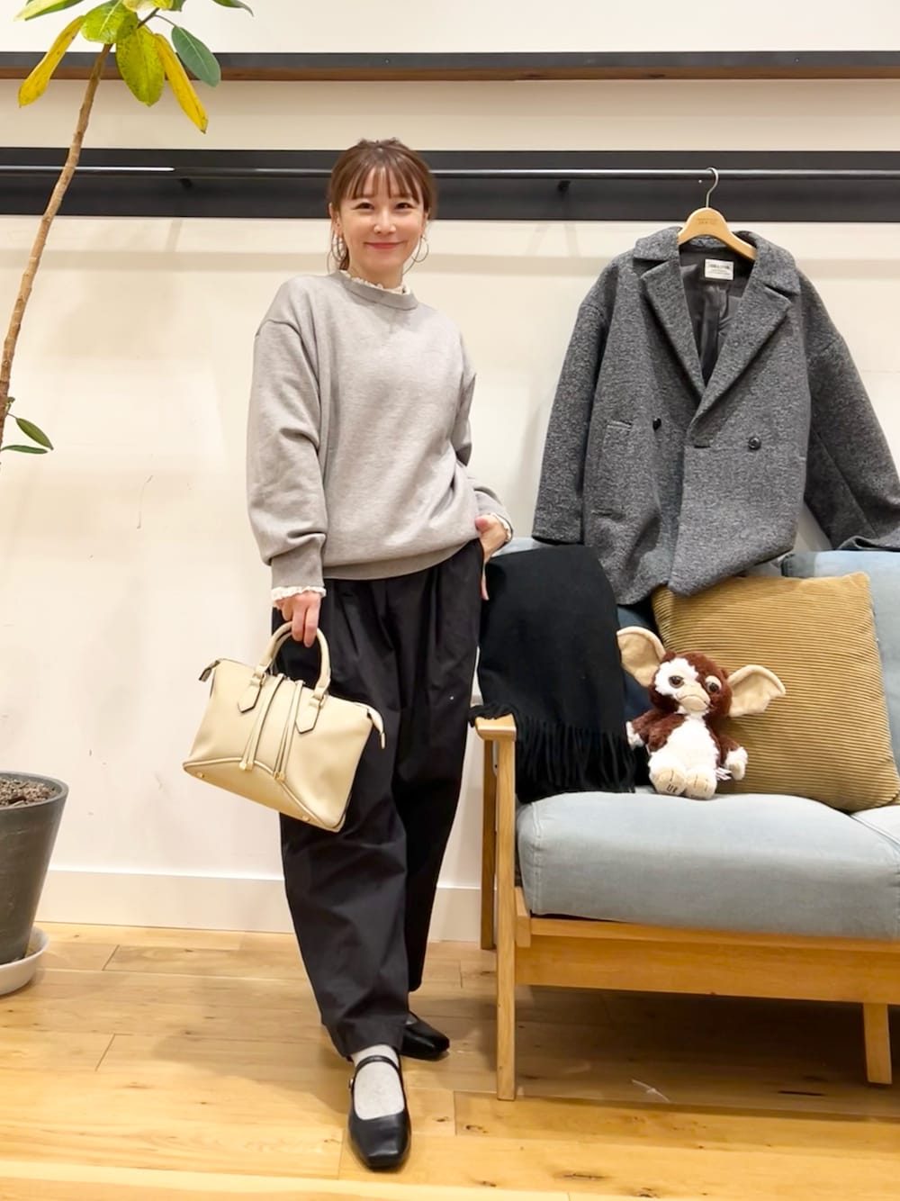 ブルー系のニット/セーター、ホワイト系のシャツ/ブラウス、グレー系のその他アウターを着用したレディースの冬コーディネートの1枚目の写真
